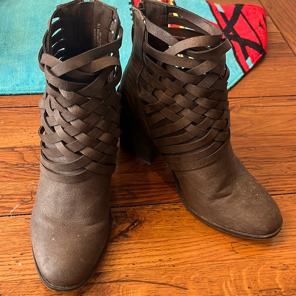 Cato high heel boots! Brown leather and barely worn! Size 6 for shoes!